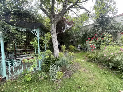 Exclusivité Vente Maison projet  à rénover à Chatou, protégée par un écrin de végétation , unique, grand jardin