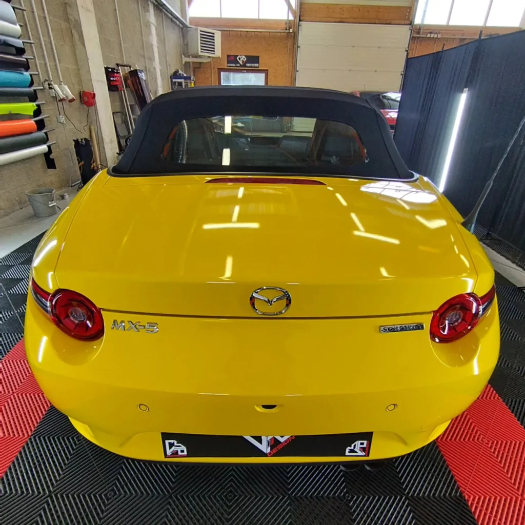 Covering complet Avery Dennison gloss yellow et garnitures de portes sur Mazda MX-5 ND à Clermont-Ferrand