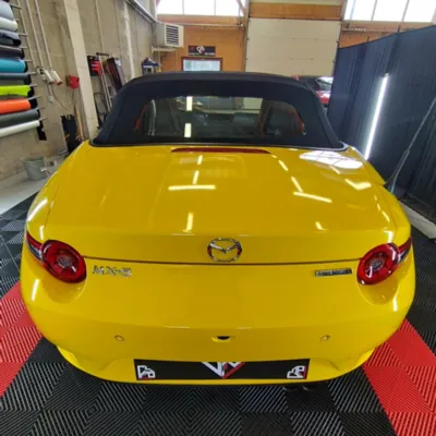 Covering complet Avery Dennison gloss yellow et garnitures de portes sur Mazda MX-5 ND à Clermont-Ferrand