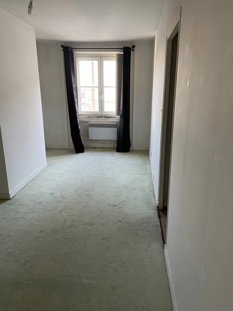 Chambre avant rénovation avec agencement à repenser dans cet appartement à Lyon