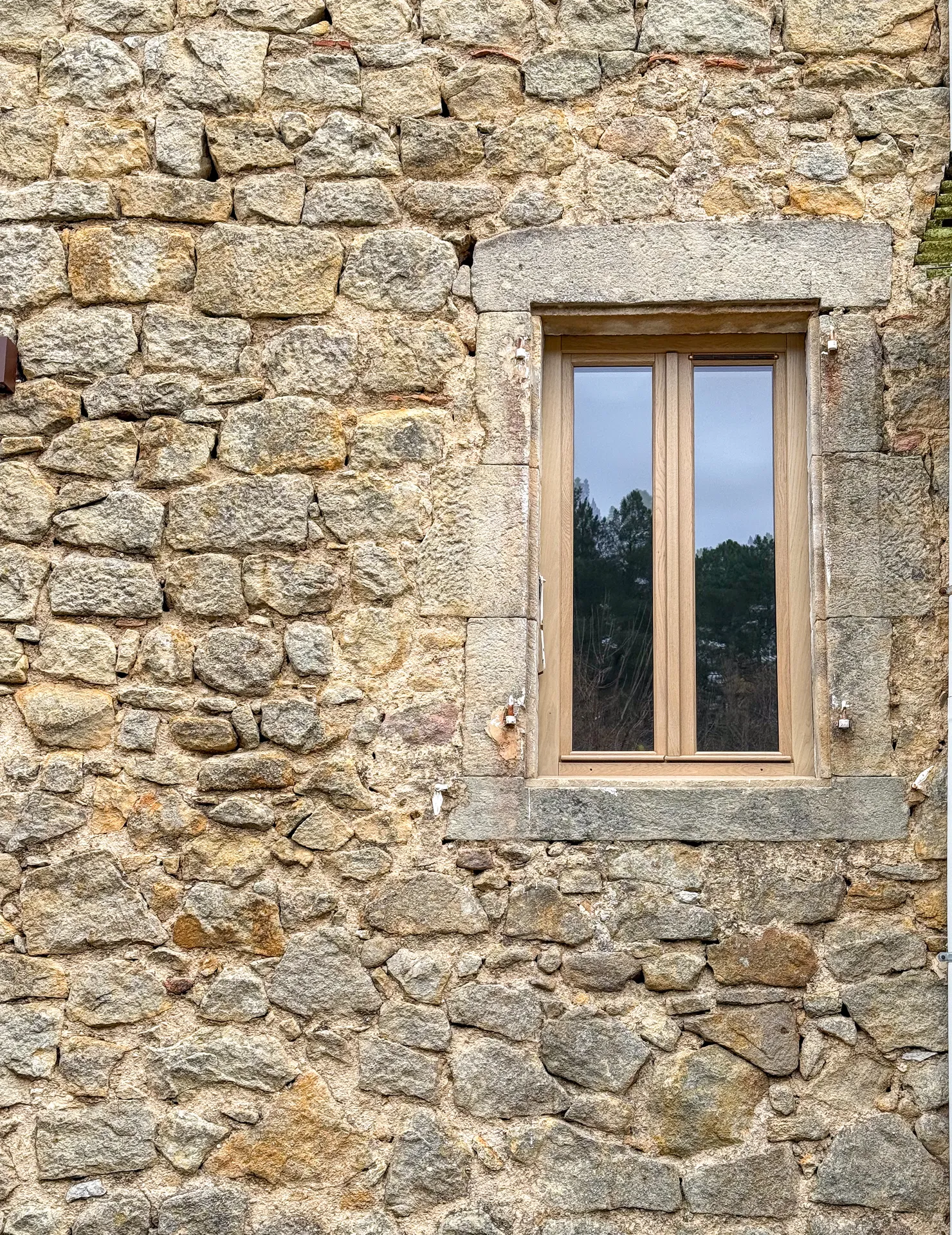 Menuiserie en bois sur mesure avec fenêtres performantes et finitions soignées pour habitation à Saint Paul le Jeune