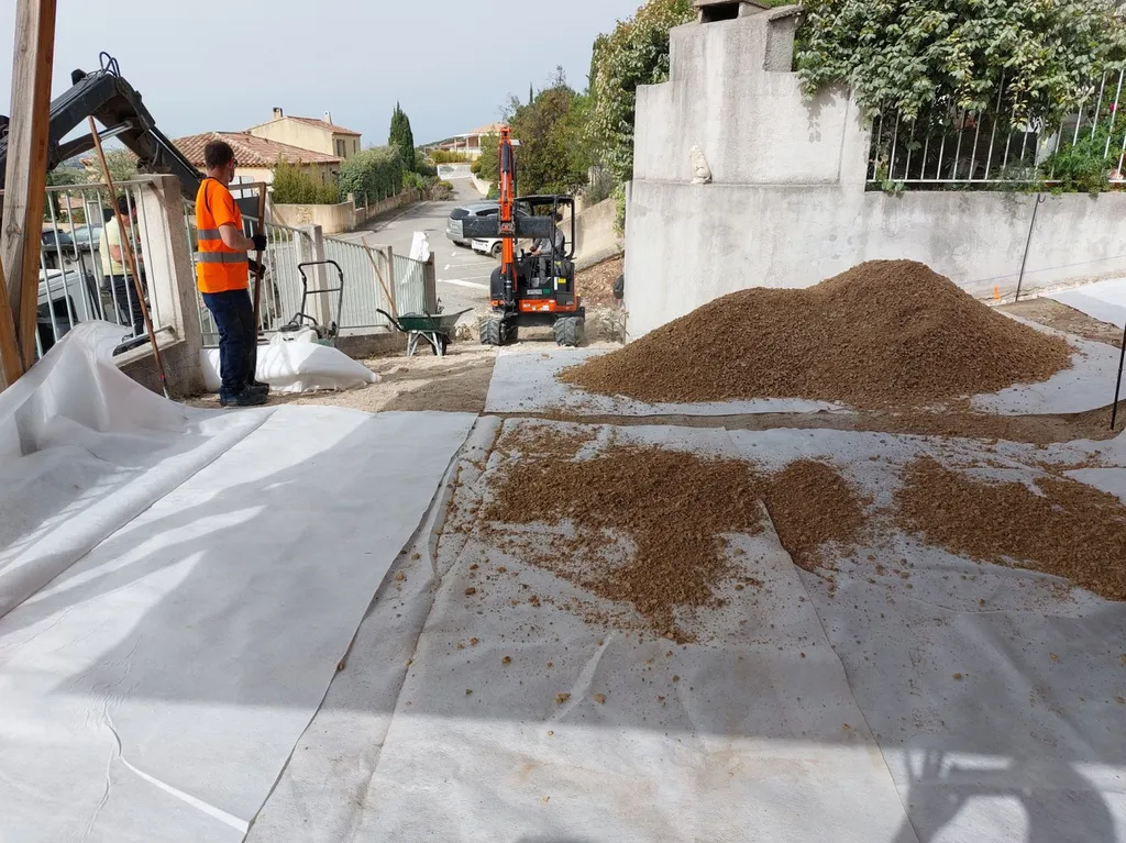 application d'enrobé de bitume noir sur Coudoux dans les Bouches-du-Rhône 