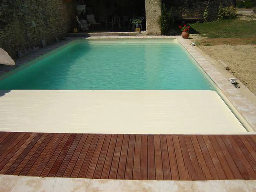 Installation d'un volet roulant immergé avec caillebotis bois par Aquarev'Piscines à St Michel l'Observatoire 04870