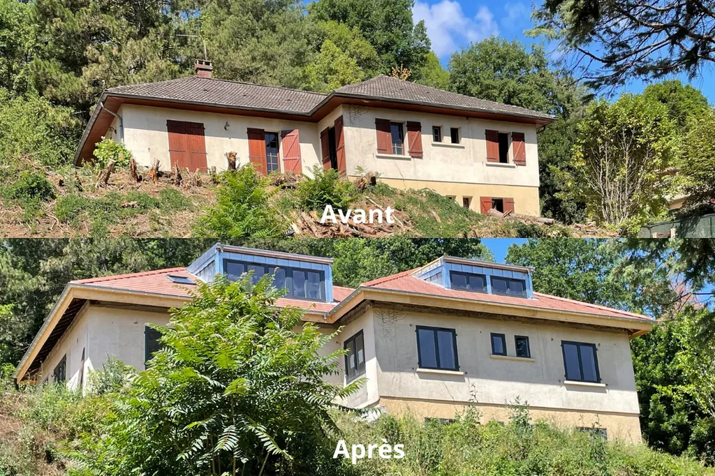 Impressionnant avant / après de la métamorphose architecturale et thermique d'une maison des années 1970 par surélévation de toiture dans les Monts d'Or.