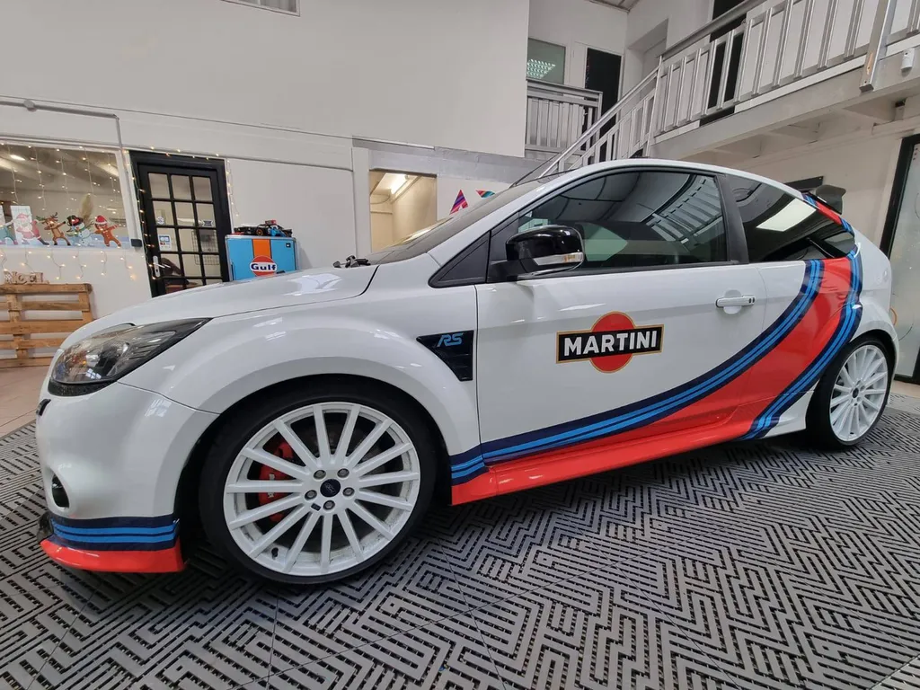 Application d’une décoration Martini sur FORD focus RS de Genève