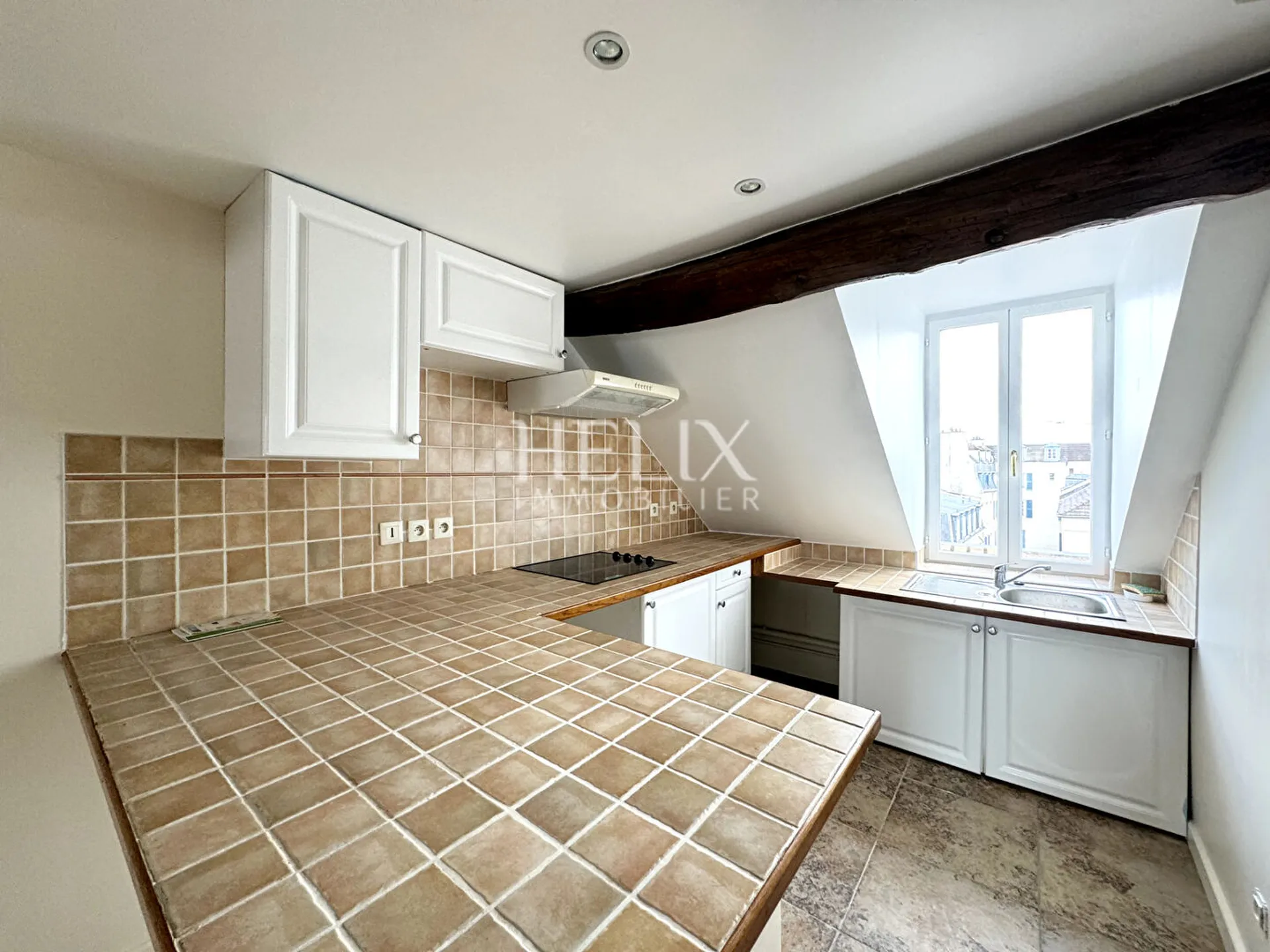 A vendre appartement situé en dernier étage d'un immeuble ancien, à 5 minutes à pied du RER A, le château de Saint Germain en Laye.