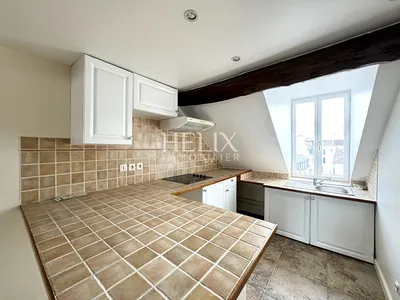 A vendre appartement situé en dernier étage d'un immeuble ancien, à 5 minutes à pied du RER A, le château de Saint Germain en Laye.