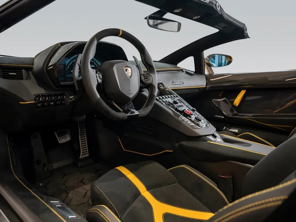Intérieur haut de gamme de Lamborghini Aventador SVJ Roadster à Bordeaux, finition Alcantara et carbone, ambiance cockpit premium dédiée aux amateurs de supercars de luxe.