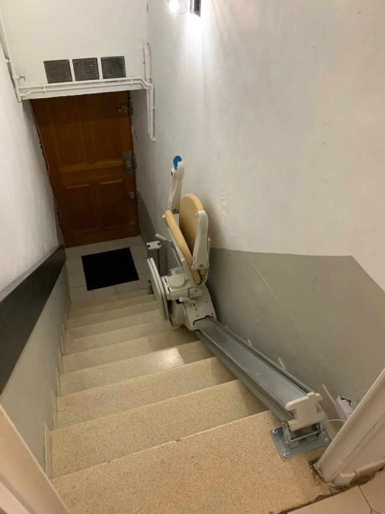 Installation d'un fauteuil monte-escalier droit ACORN avec rail relevable à Marseille
