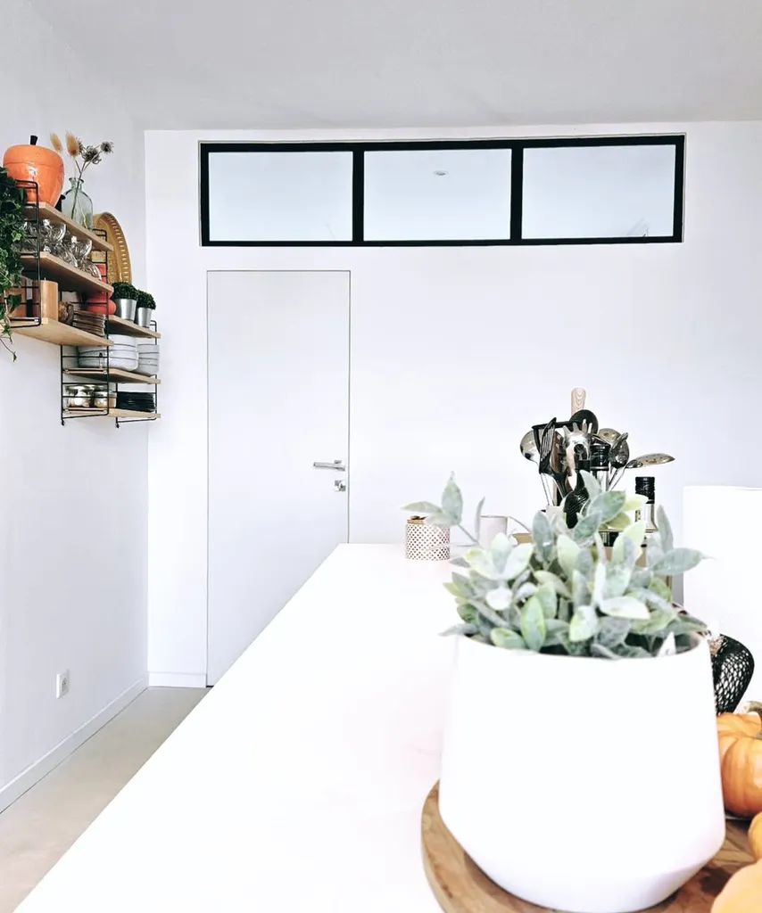 Création d’une verrière atelier en acier sur mesure pour ouvrir une cloison haute entre la cuisine et le salon d’une villa à Éguilles