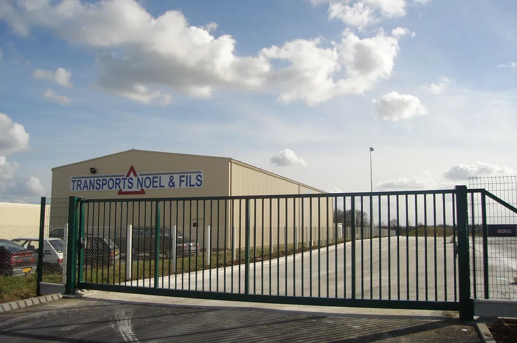 Installation de Portail grande dimension professionnel coulissant autoportant, Fermetures industrielles et Sécurisation de sites au Havre et sa Région ou Agglomération en Seine-Maritime 76