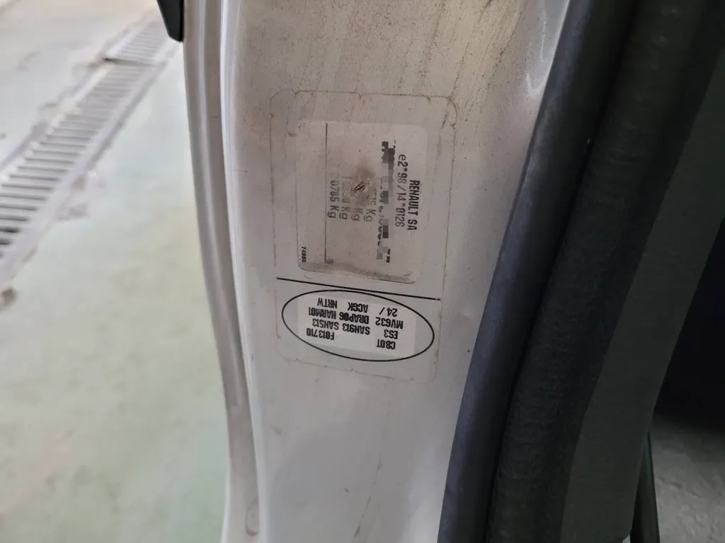 Les contrôleurs de votre centre Autosur Martigues vérifie que la plaque constructeur corresponde aux documents du véhicule et à la frappe à froid