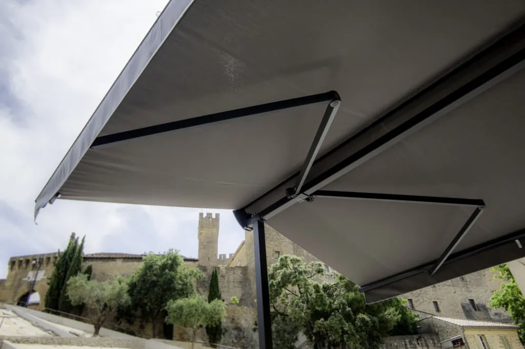 pose d'un store double pente sur mesure pour terrasse