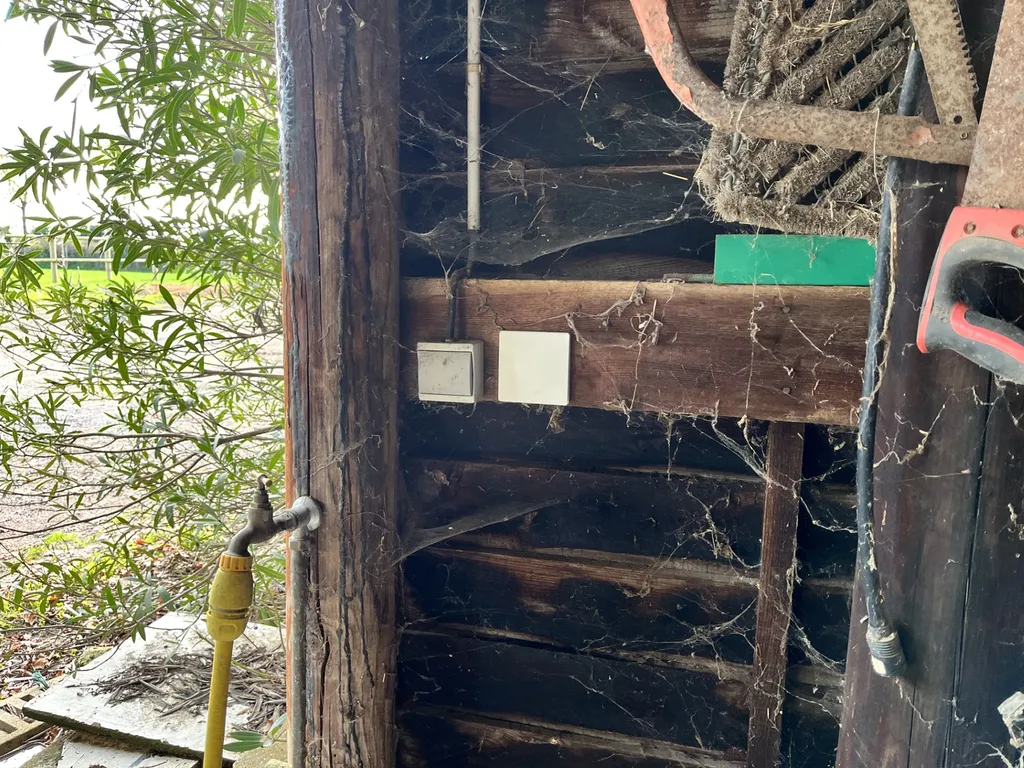 Intervention électrique avec remplacement de prises, pose de détecteurs de mouvement et commande d'éclairage sans fil radio pour une grange à Château-Guibert 85320 en Vendée