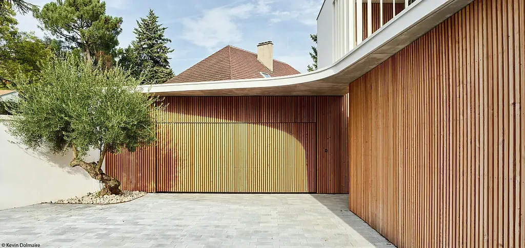 Porte de garage basculante design en bois