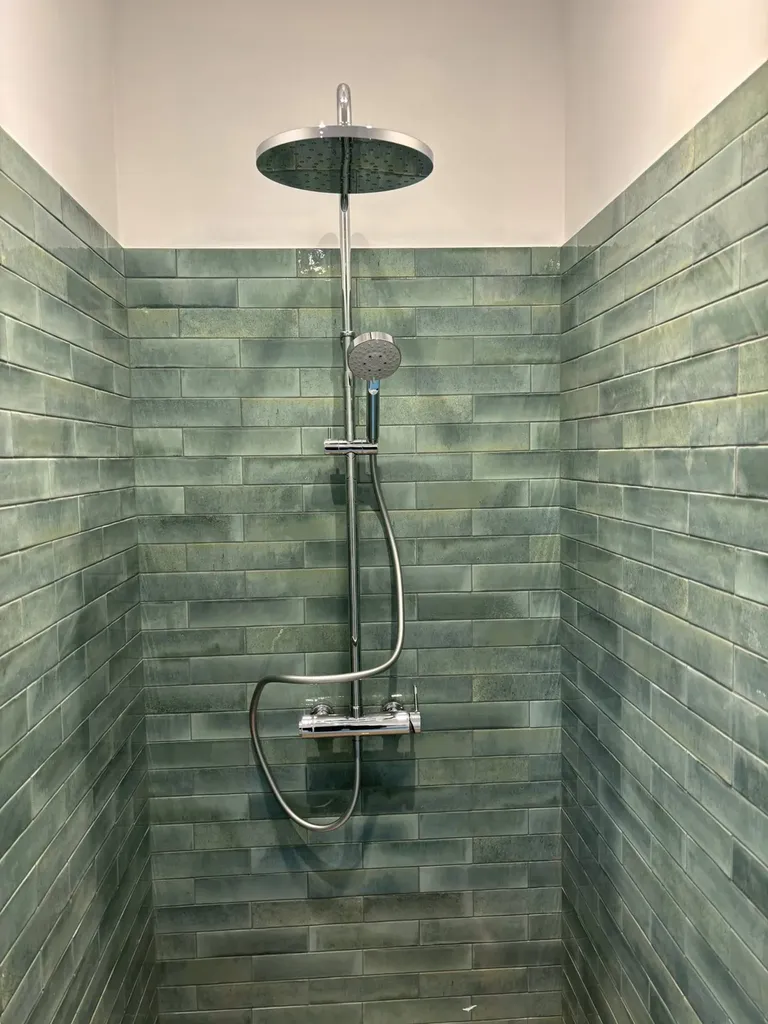 Douche à l’italienne installée dans cette salle de bain moderne à Villefranche-sur-Saône