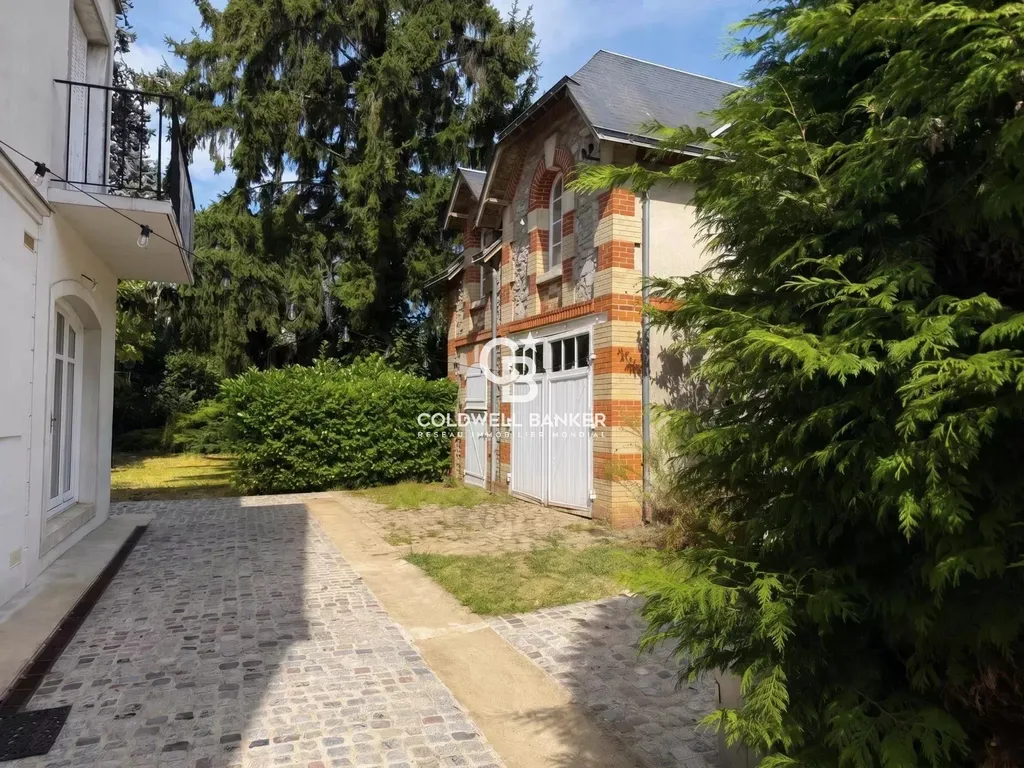 Dépendance en pierre et brique avec studio indépendant, dans un cadre arboré