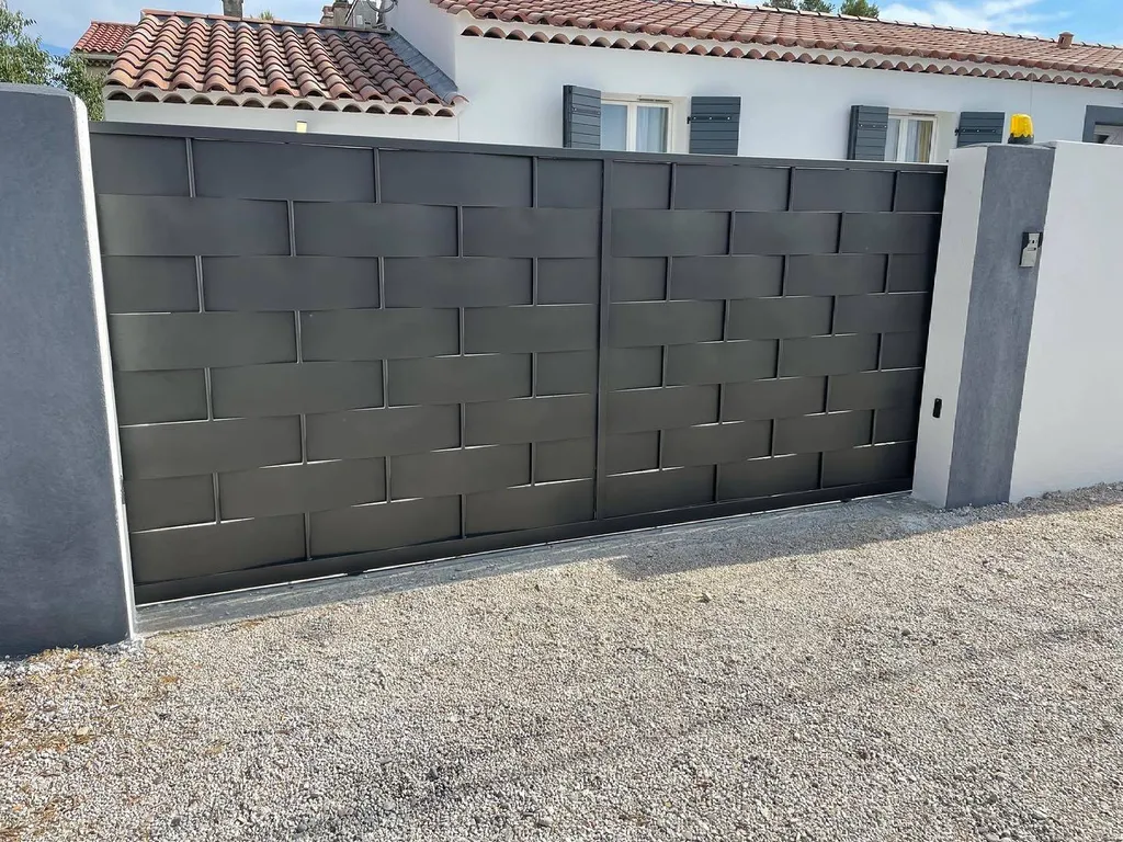 Fabrication et pose d'un portail coulissant noir tressés sur mesure à Rognac