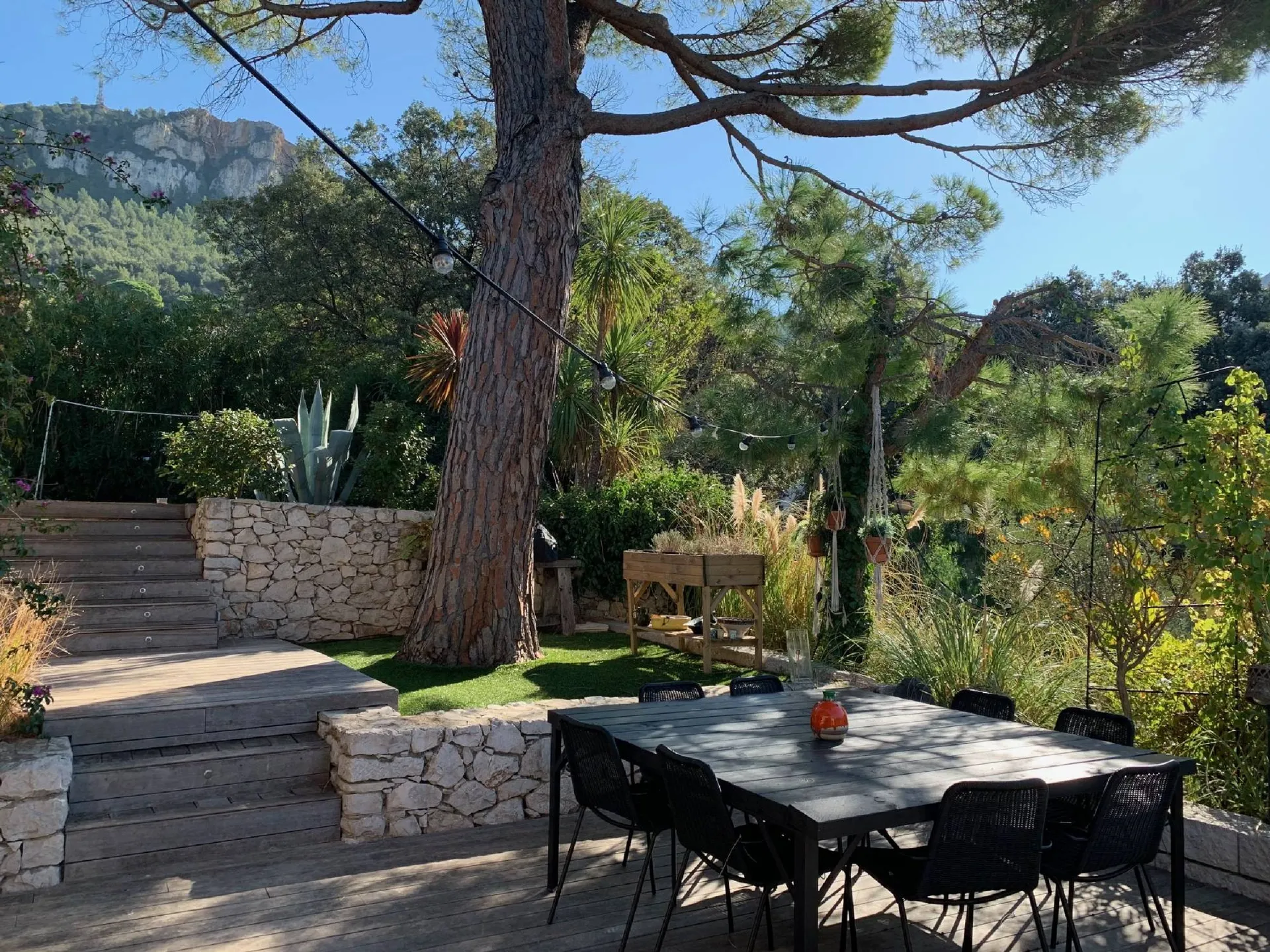 Maison T4 Cassis entièrement rénovée avec goût, au calme nichée dans la verdure avec piscine chauffée 