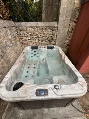 Vente d'un spa 3 places rigide garanti 10 ans à Nîmes dans le Gard, modèle 0364 de chez Be Well. - MCR Piscines et Spas - Nîmes