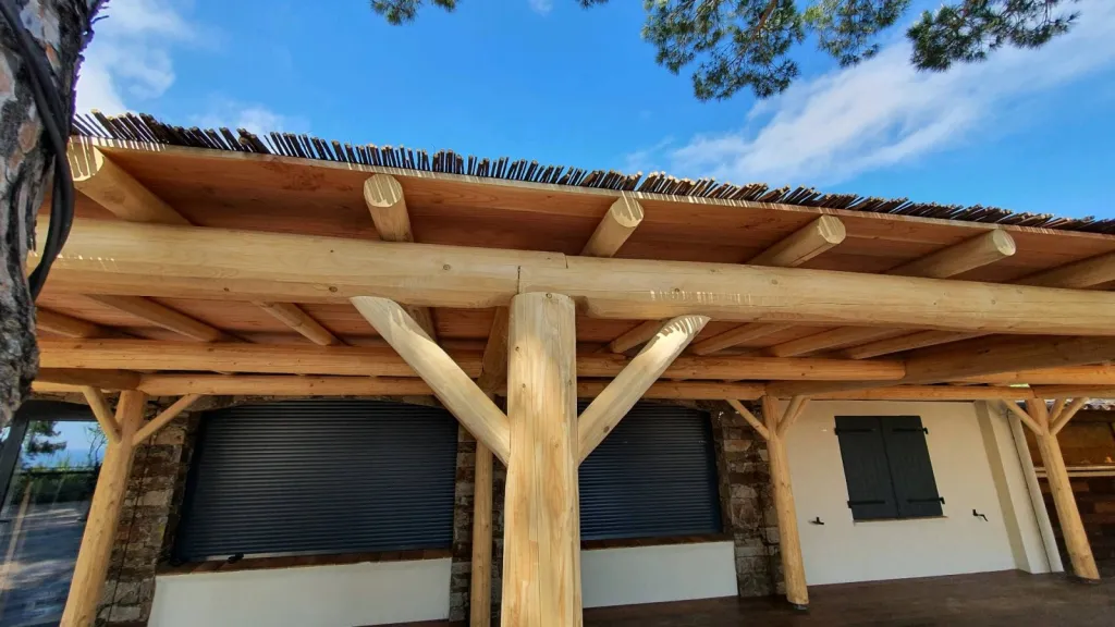 Fabrication Pergola bois rond 13x4m LE LAVANDOU VAR 83