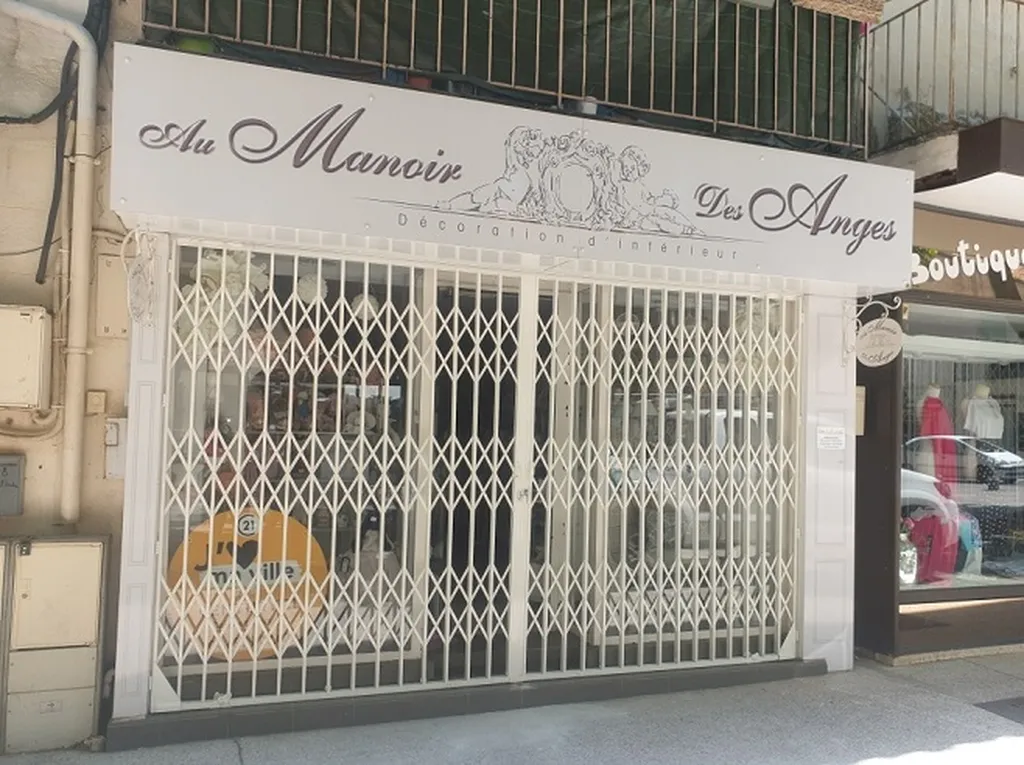 Installer une grille articulée extensible pour boutique de décoration à Avignon proche de Cavaillon