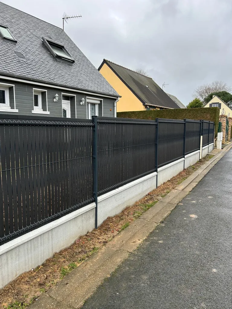 Installation de Clôture PVC occultante, Panneaux rigides avec lattes de protection et Brise-vue à Lisieux dans le Calvados 14 et ses Alentours