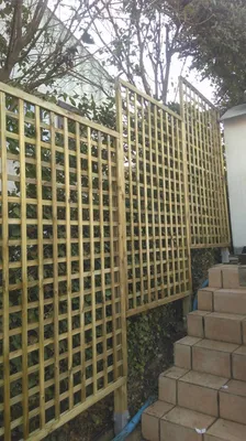 pose de claustras pour séparation d'espaces de jardins