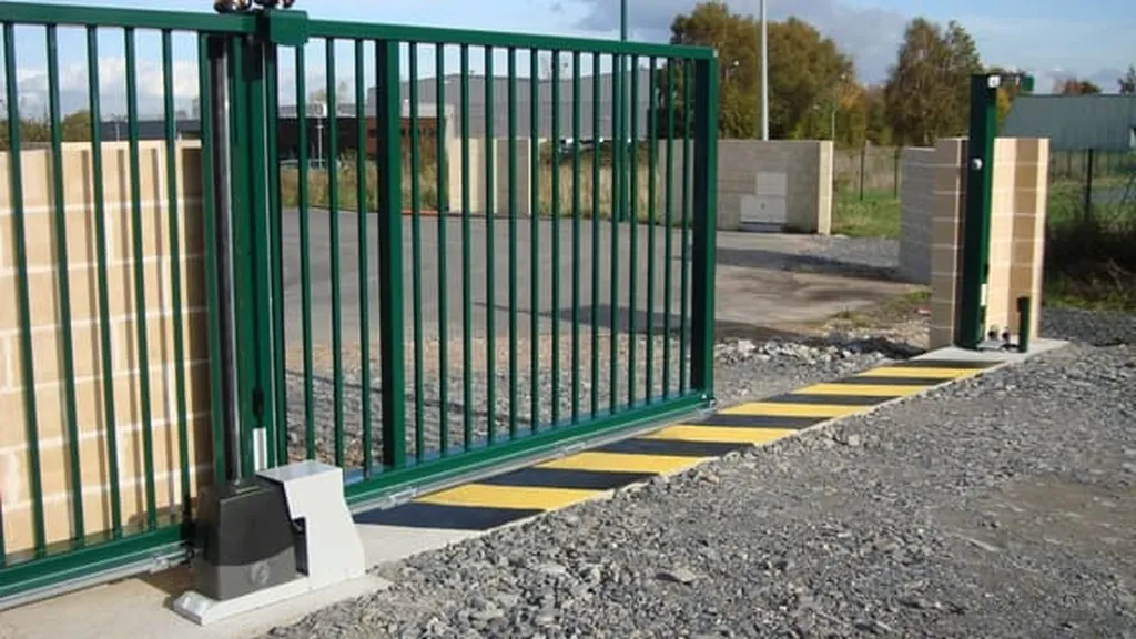 Installation de Portail coulissant professionnel motorisé, Clôtures industrielles et Sécurisation d'accès logistiques à Rouen et sa Région ou Agglomération en Seine-Maritime 76