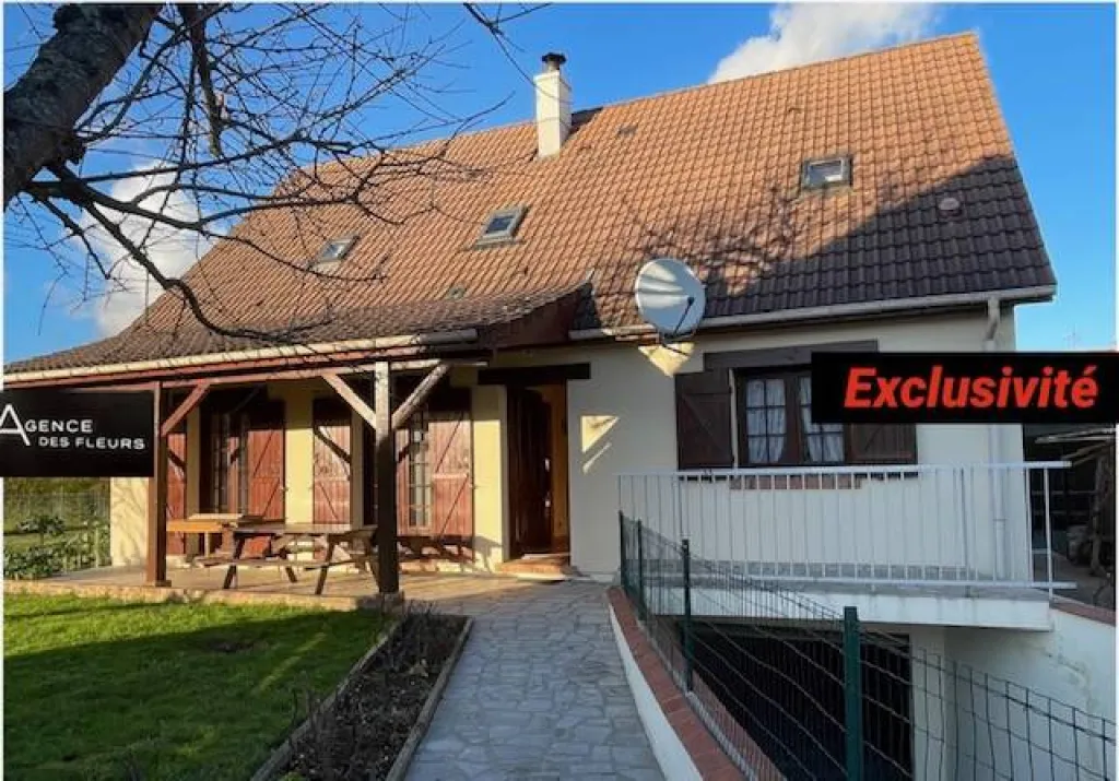 Très beau pavillon traditionnel  en centre ville avec sous-sol sur env 600 m2 de terrain clos