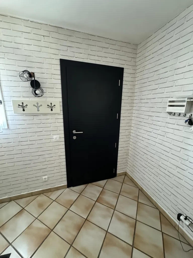 Installation d’une Porte d’Entrée KLine Modèle Granit en Noir sur Istres