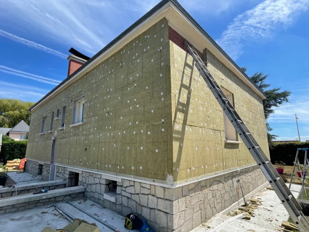 Isolation thermique par l’extérieur en laine de roche et enduit de façade projeté à la chaux aérienne réalisé par entreprise RGE près du Havre 76