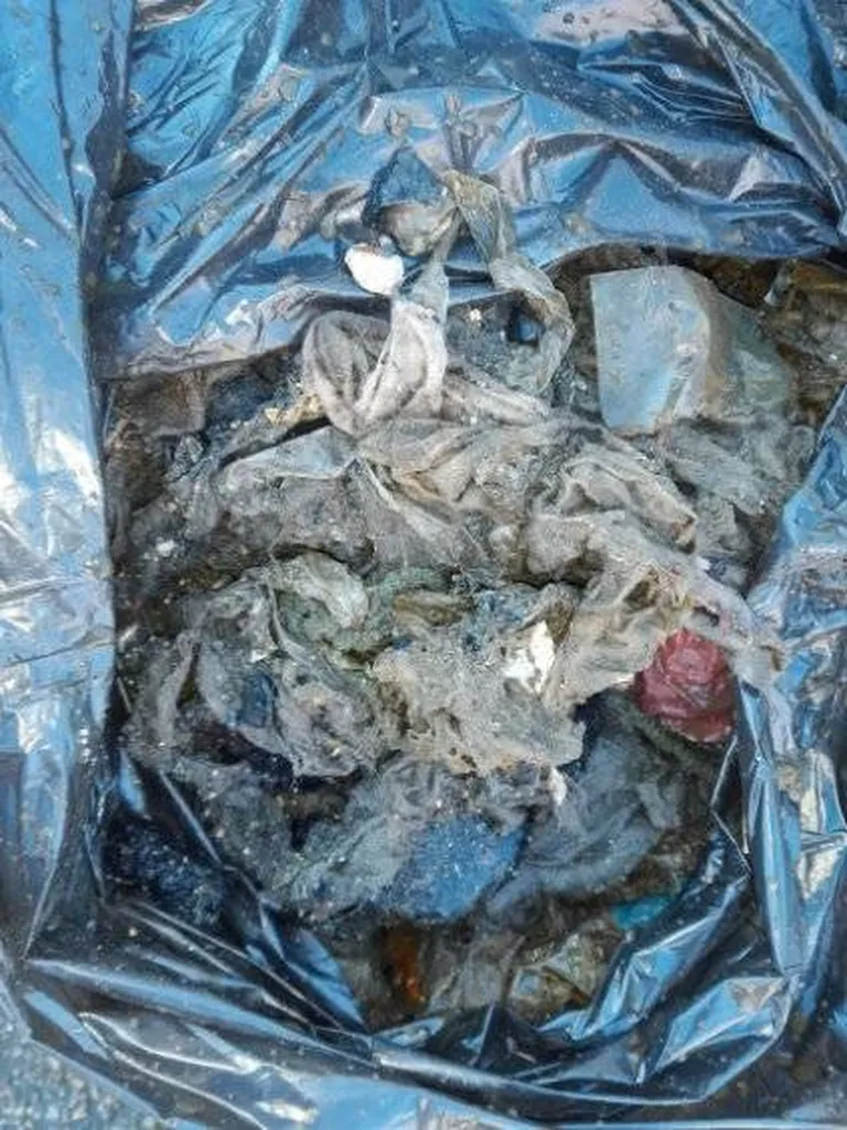 Amas de lingettes retirées des canalisations à La Roque d'Anthéron