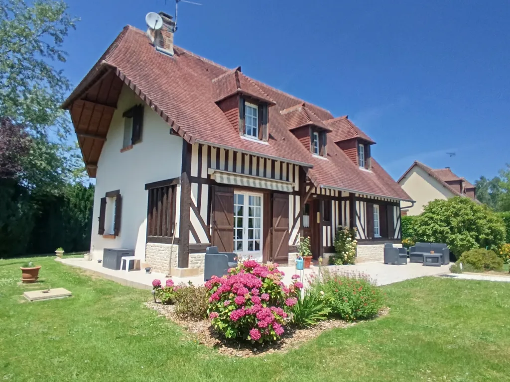 En vente - Maison du Pays d'Auge édifiée sur sous-sol et un terrain de 1446m², proche des commerces de Pont-l’Évêque 14130