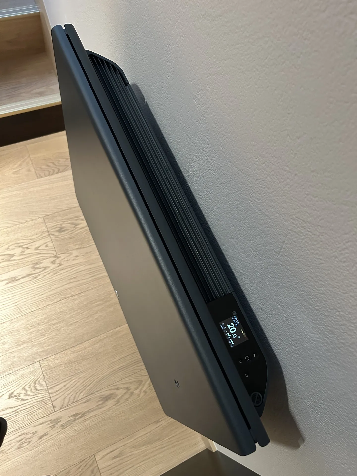 Radiateur à inertie équipé d’un système de pilotage intelligent adaptant automatiquement le chauffage selon la présence et l’ouverture des fenêtres pour optimiser les consommations d’énergie.