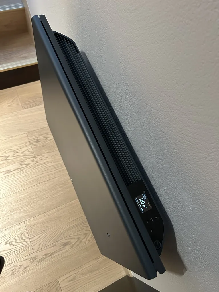 Radiateur à inertie équipé d’un système de pilotage intelligent adaptant automatiquement le chauffage selon la présence et l’ouverture des fenêtres pour optimiser les consommations d’énergie.