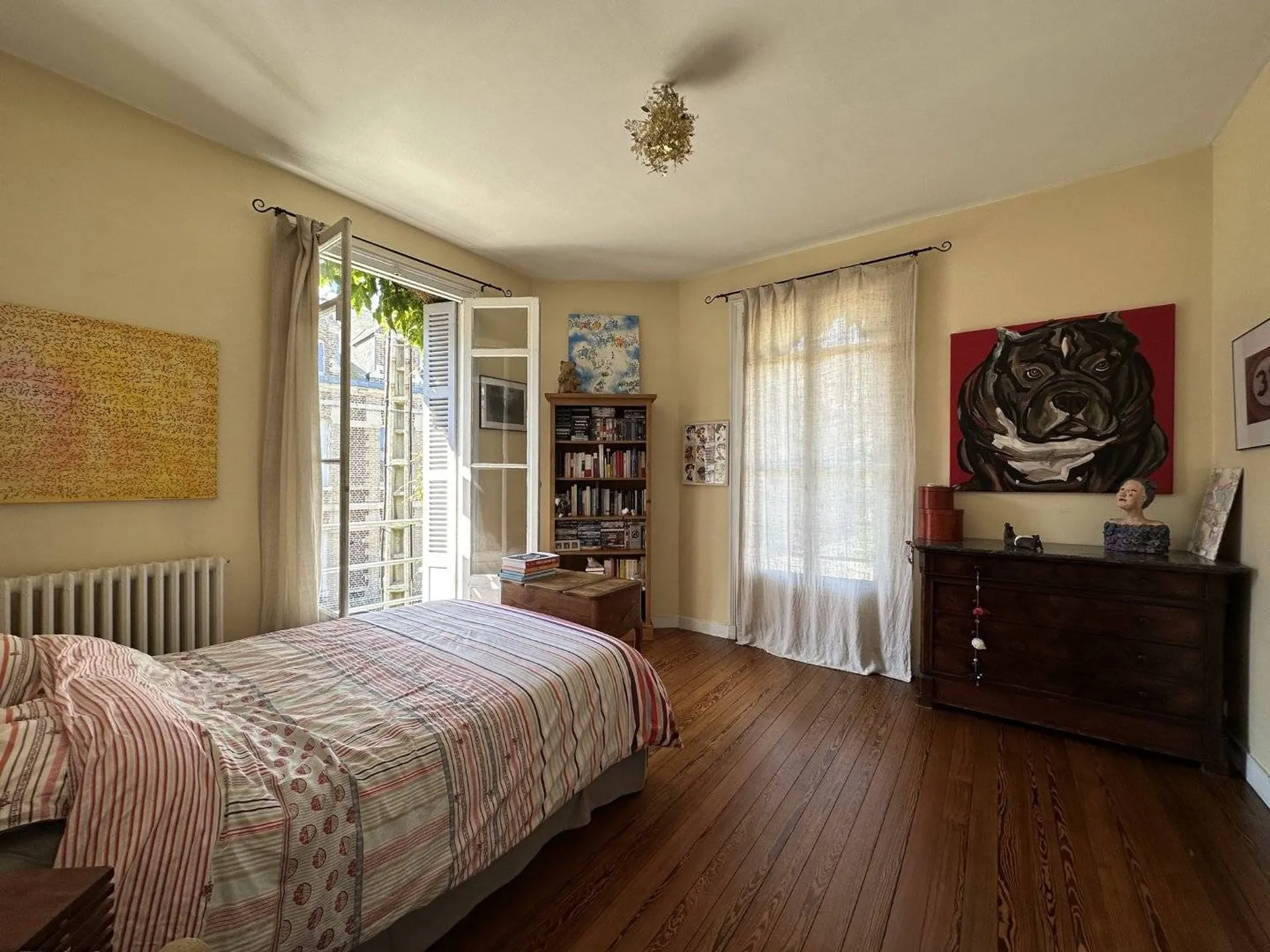 Vends maison historique du 19e siècle offrant un charme d'époque, alliant espace, confort et histoire.