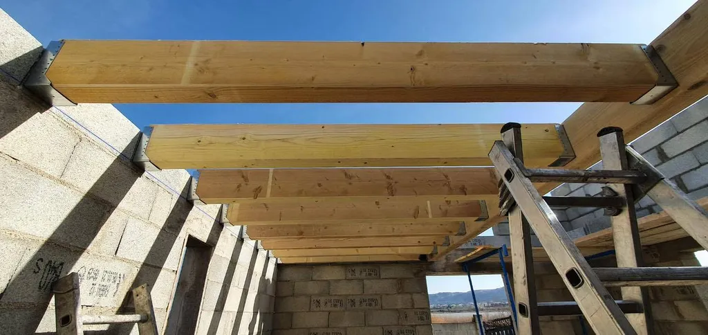 Création d’un petit studio avec mezzanine et charpente traditionnelle à Istres