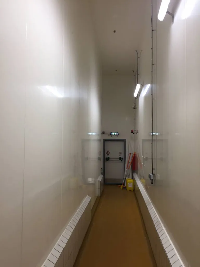 Panneaux polyester et porte de service