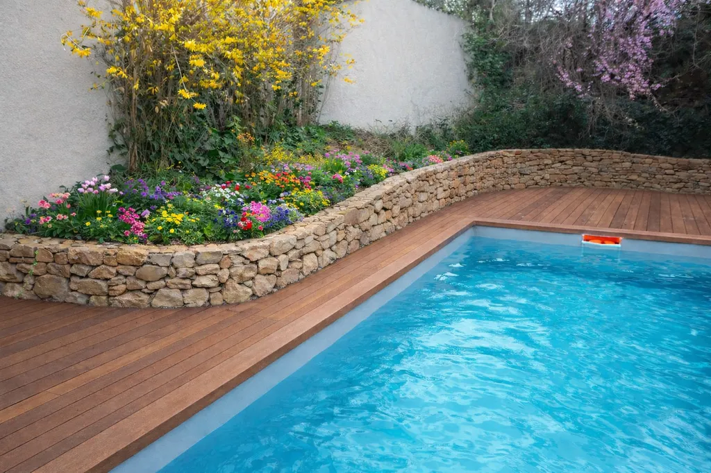 Création de muret en bordure pour délimiter le terrain et apporter un cachet authentique à l’extérieur à Champagne au Mont d'Or