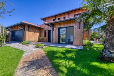 Construction neuve avec bardage bois et végétalisation à Andernos Les Bains