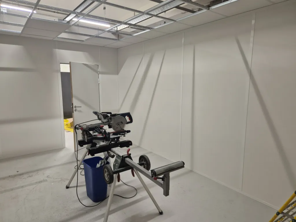 Installation complète de faux plafonds dans des bureaux d'entreprise lors d'une rénovation complète à Ecully dans l'ouest lyonnais