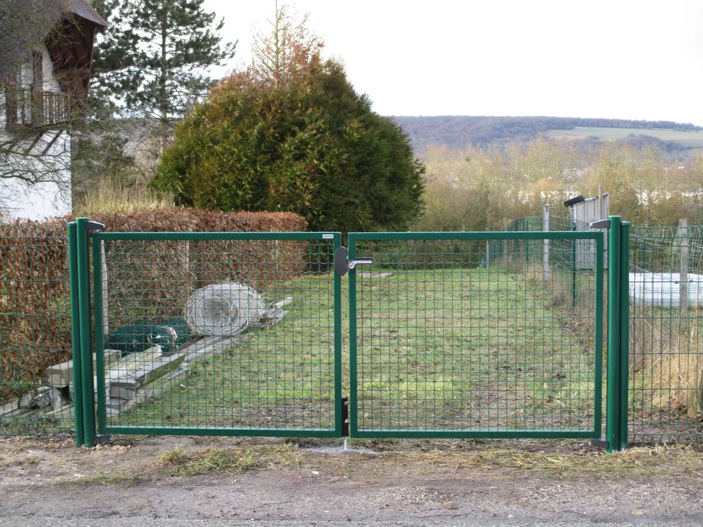 Installation de Portail champêtre en métal à deux vantaux, Fermetures de propriétés et Barrières de délimitation à Elbeuf dans la Seine-Maritime 76 et ses Alentours