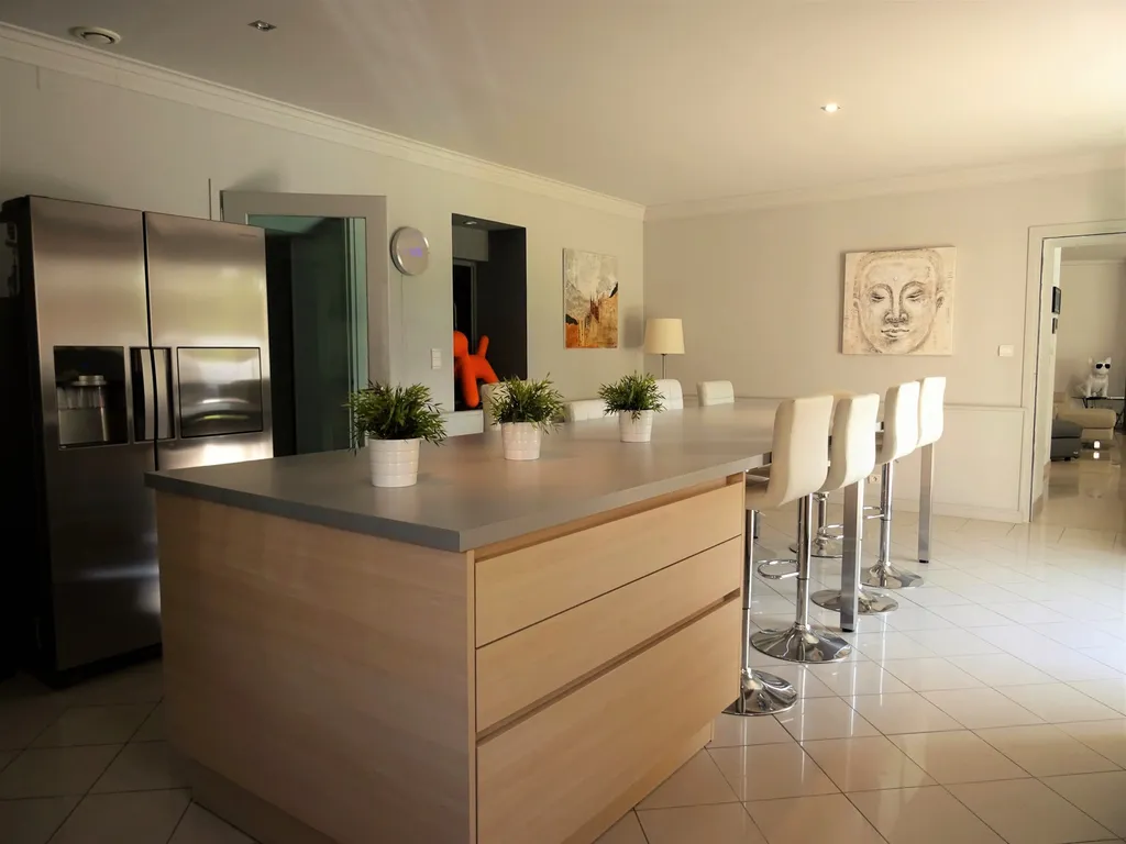 Avignon, bastide de charme avec dépendances et piscine avec jardin    