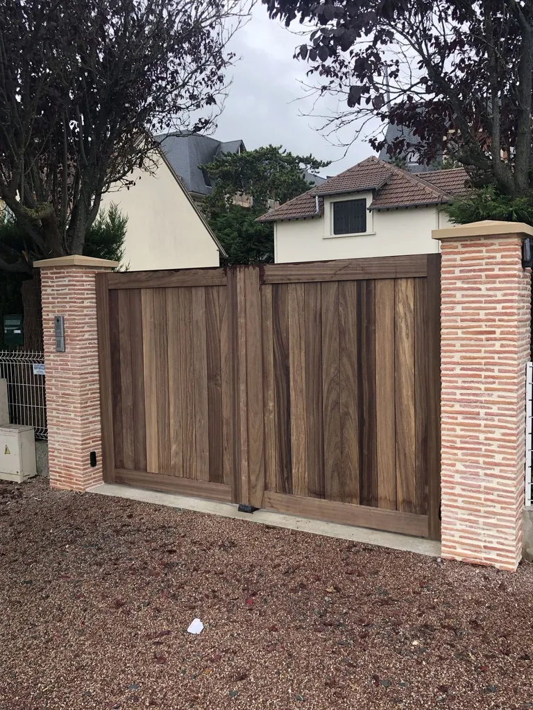 Installation d’un portail battant en bois avec piliers en briques à Le Havre en Seine-Maritime 76