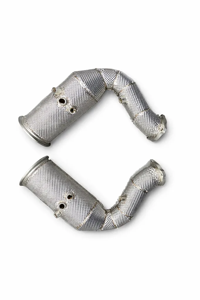 Installation d’un downpipe sur Porsche Cayenne E3 2.9. Système JU-EXHAUST en inox conçu pour optimiser l’évacuation des gaz d’échappement, améliorer la réactivité moteur et renforcer la sonorité sportive.