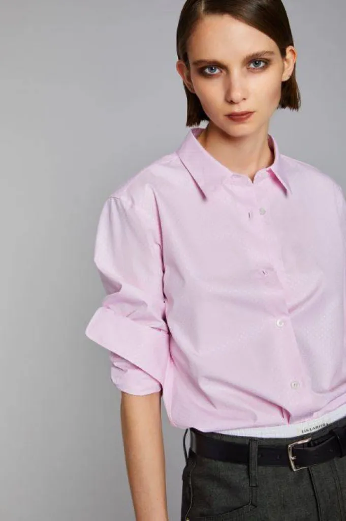 La nouvelle collection Printemps-été 2023 Lis Lareida, des pièces lifestyle, intemporelles, un look pointu.