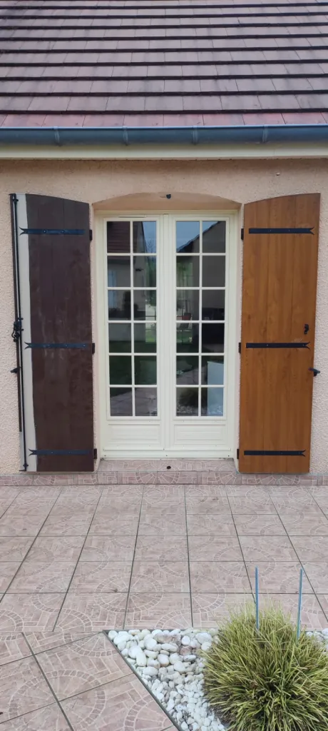 Installation de menuiseries PVC Premium ouvertures triple vitrage et volets battants aluminium isolés MISTRAL à Quincey Côte-d’Or