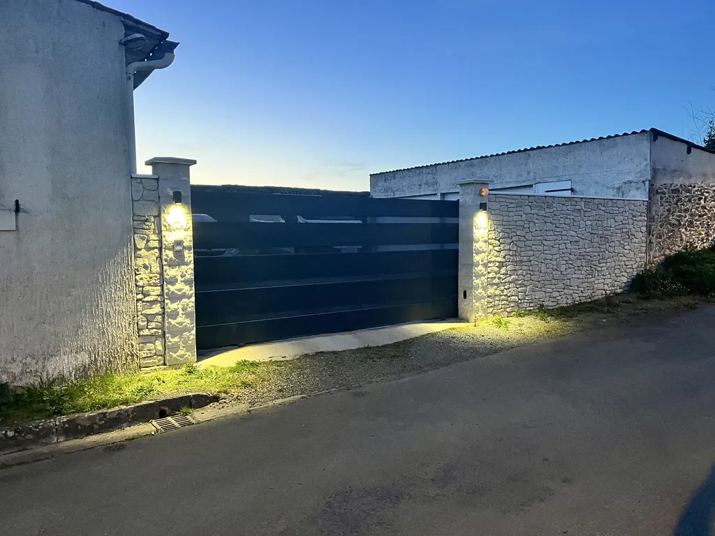 Dépannage électrique d'un moteur de portail Somfy avec recherche de panne et remise en service de la motorisation chez un particulier à Saint-Juire-Champgillon 85210 en Vendée