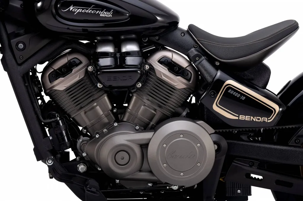 MOTO BENDA NAPOLEON V4